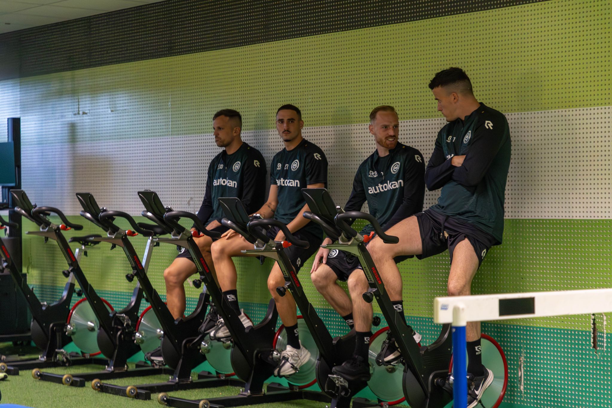 Selectie FC Groningen fietst mee met Spinning Marathon